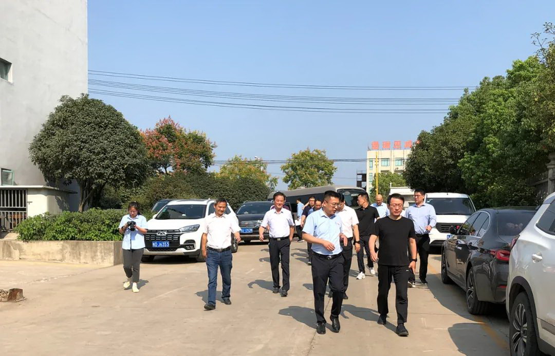 Mengalu-alukan Chen Wei, Setiausaha Jawatankuasa Parti Daerah Feixi, untuk melawat Anhui Yufeng Intelligent Technology Co., Ltd. untuk siasatan